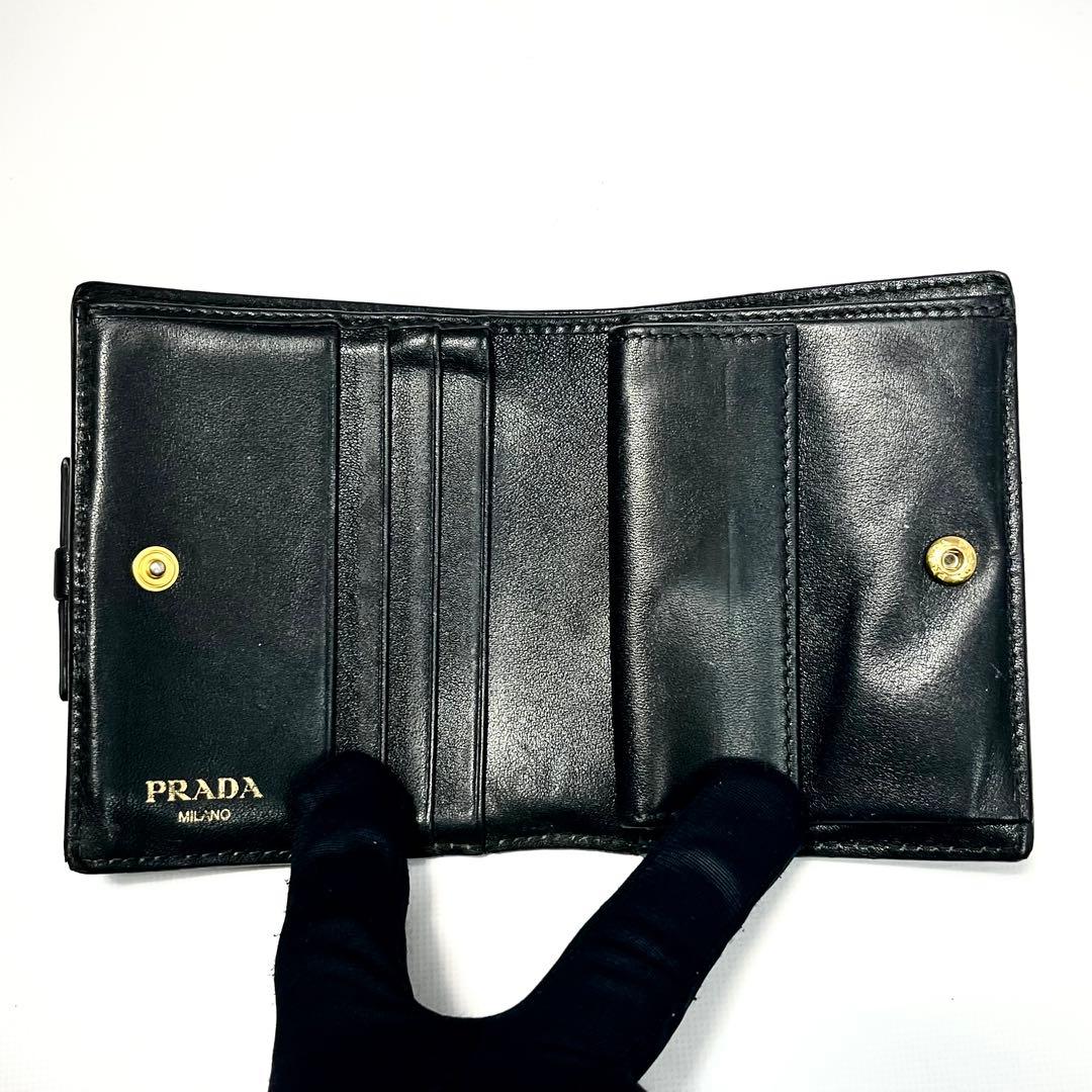 希少✨プラダ 二つ折り財布 リボン ヴィッテロムーブ レザー ロゴ金具 黒