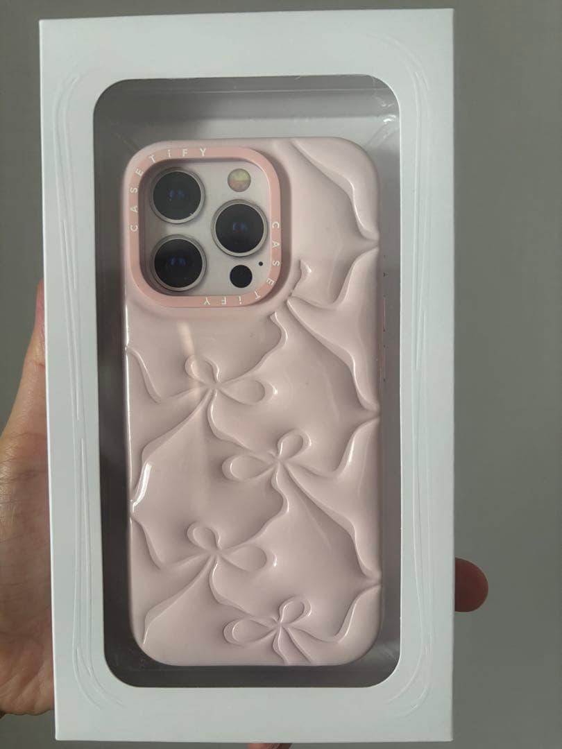 iPhone 16 Pro用リボン模様シリコンケース