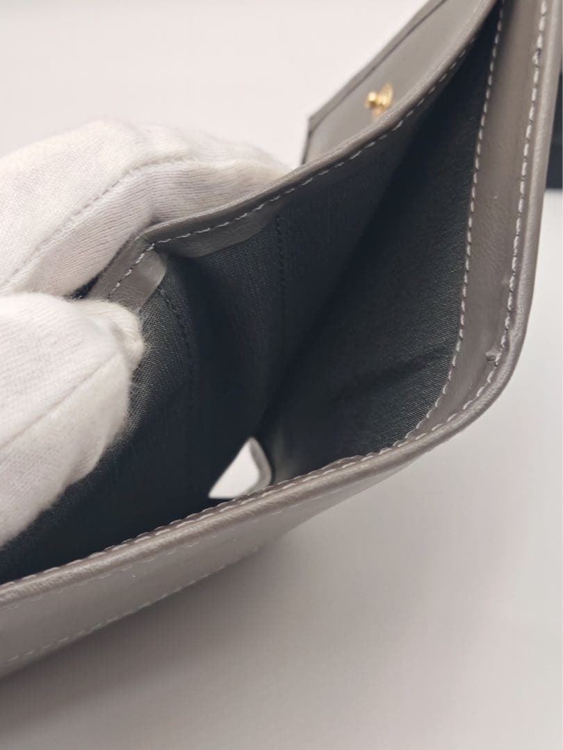 【美品】PRADAレザー コンパクトウォレットグレー 三角ロゴ箱付き 中古美品