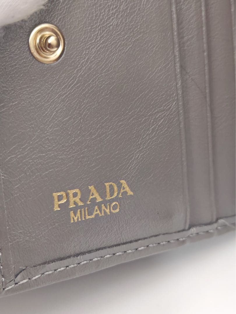 【美品】PRADAレザー コンパクトウォレットグレー 三角ロゴ箱付き 中古美品
