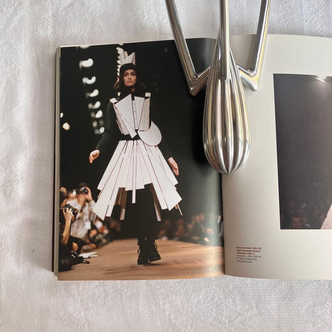 ©︎2011 AWARE ART FASHION archive book