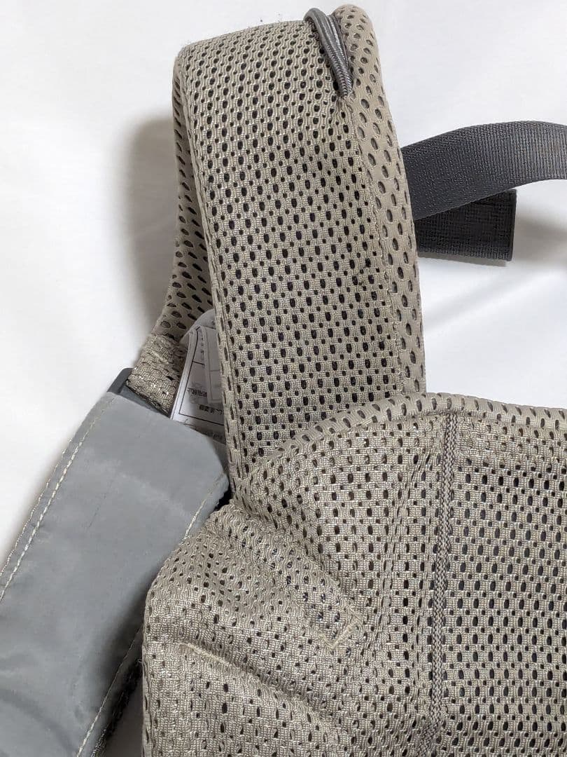 美品 baby bjorn 抱っこ紐 ワンカイエアー グレージュ ベビービョルン