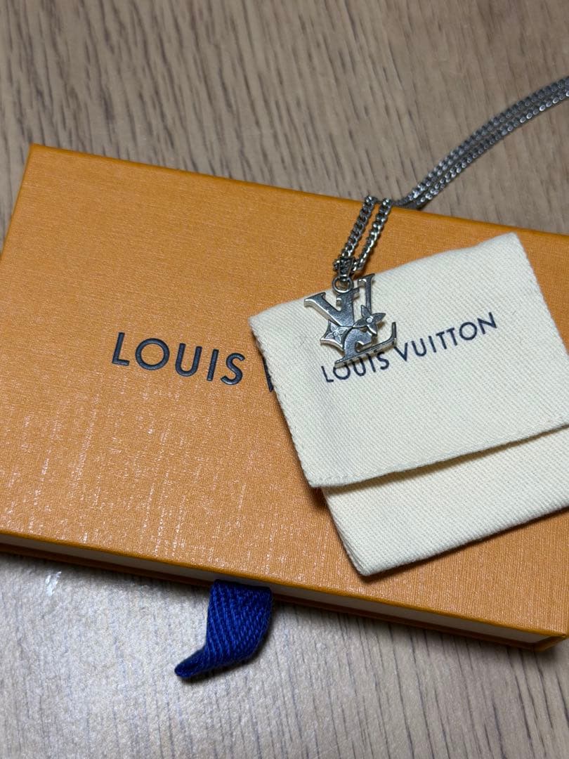 Louis Vuitton ロゴペンダントネックレス