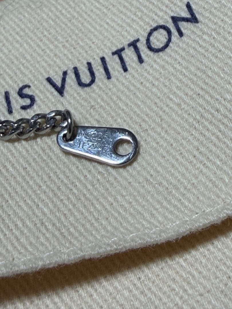 Louis Vuitton ロゴペンダントネックレス