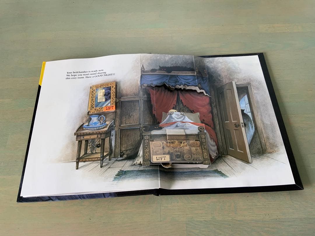 ヴィンテージ飛び出す絵本　the things in mouldy manor
