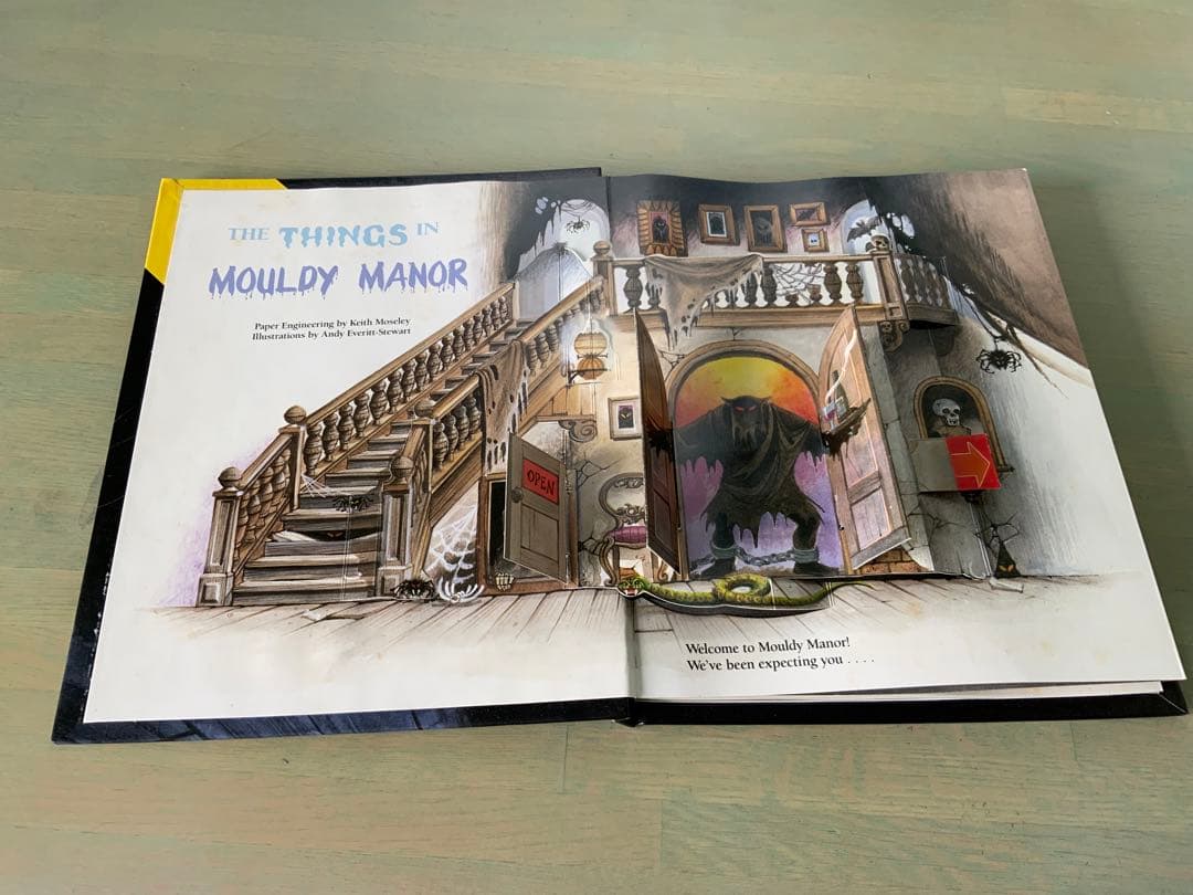 ヴィンテージ飛び出す絵本　the things in mouldy manor