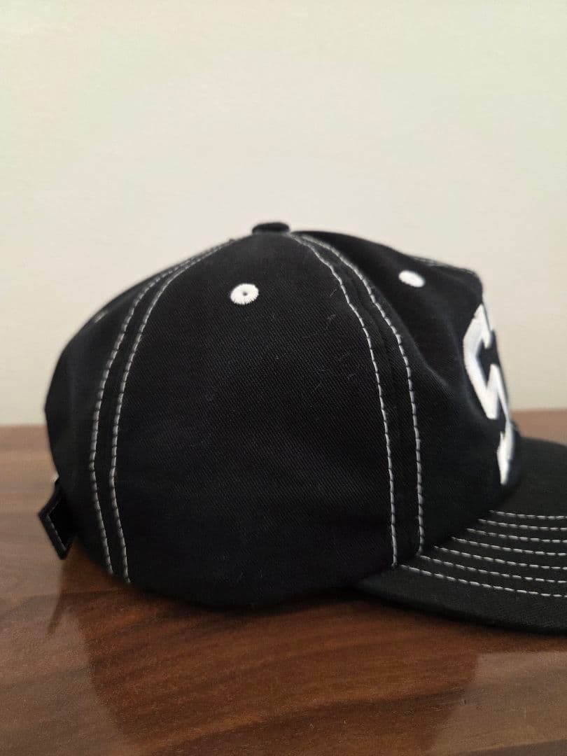 スナイデル　STUSSY　STUロゴ刺繍キャップ　ブラック