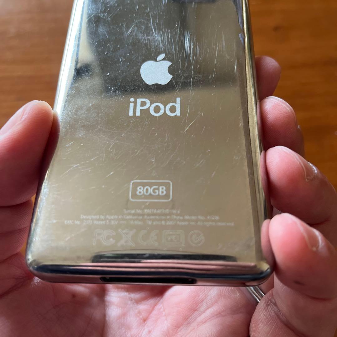 iPod classic 80GB ブラック 本体、シリコンカバー、ケーブル付き