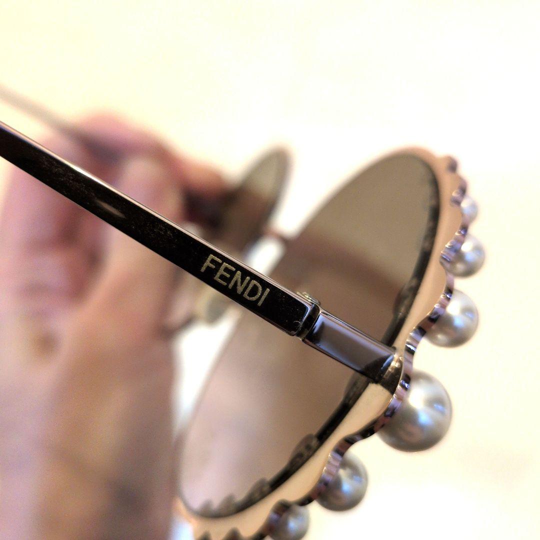 Fendi パール付きラウンドサングラス