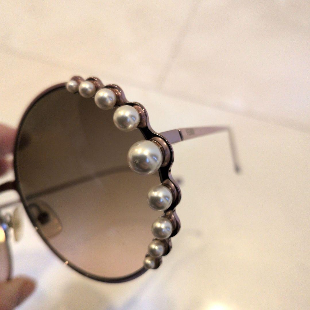 Fendi パール付きラウンドサングラス