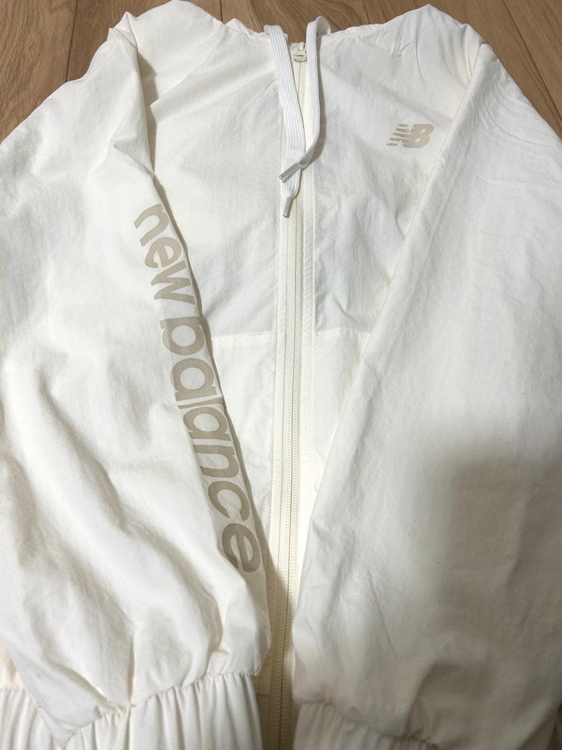 交渉◯ New Balance ホワイト ウィンドブレーカー　レディース