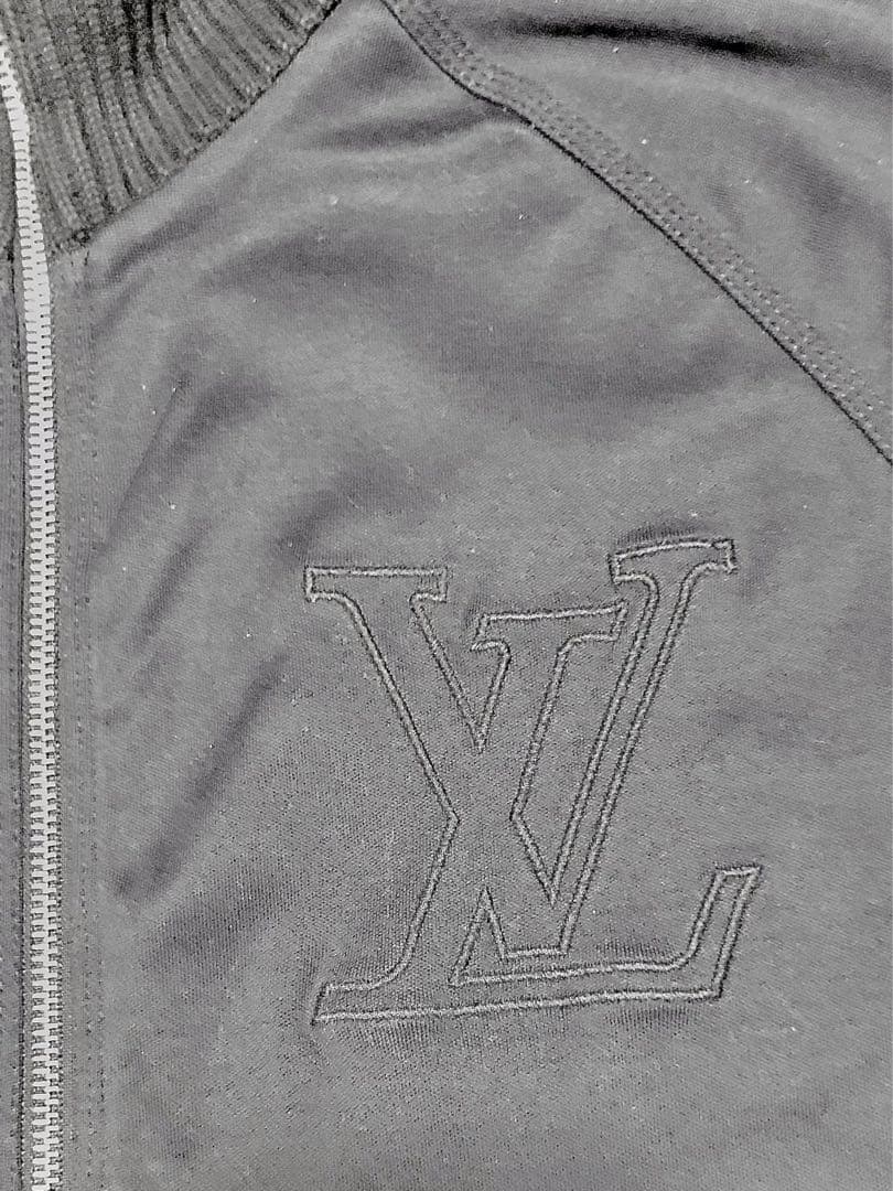美品 LOUISVUITTON ルイヴィトン LVロゴ刺繍 エンボスブルゾン