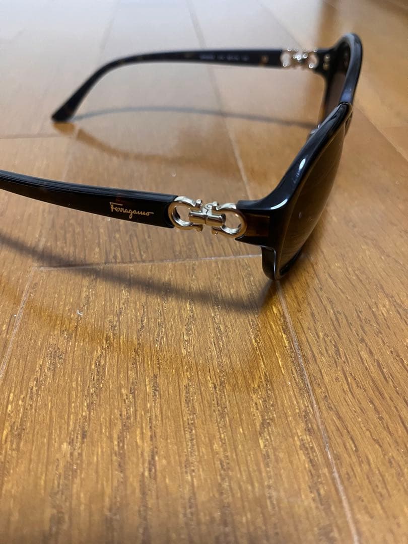 Salvatore　Ferragamo　サングラス　 ケース・クロス・箱付き