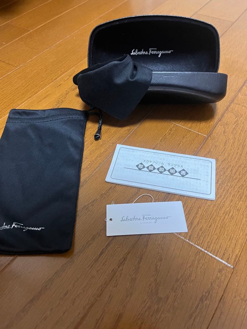 Salvatore　Ferragamo　サングラス　 ケース・クロス・箱付き