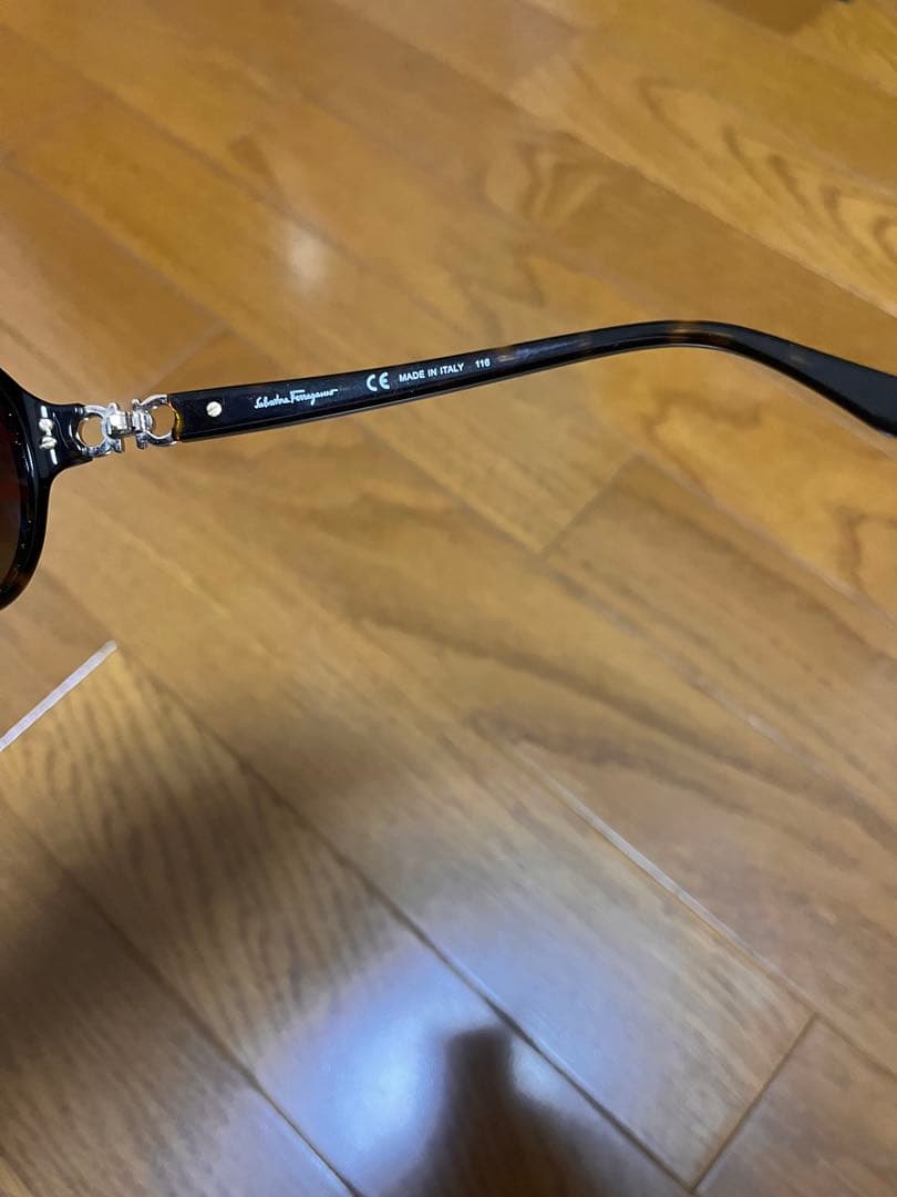 Salvatore　Ferragamo　サングラス　 ケース・クロス・箱付き