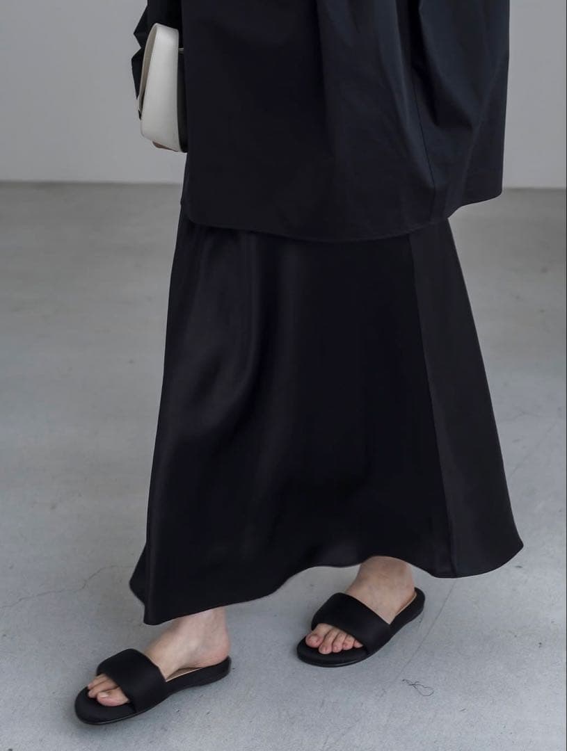satin flare skirt digne ディニュ Black 2