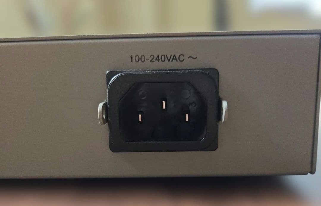 中古品 CentreCOM 100-240vac FS724TL ルーター