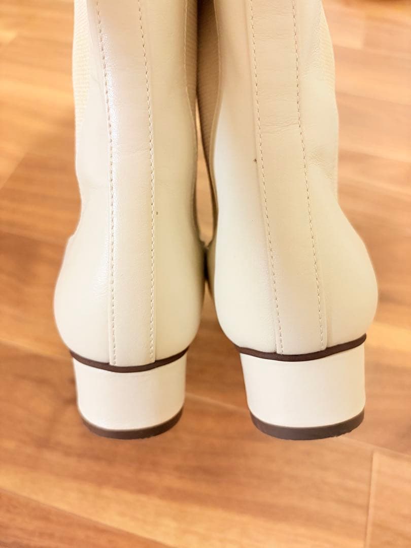 DIANA WELL FIT サイドゴア チャンキーヒール ブーツ アイボリー