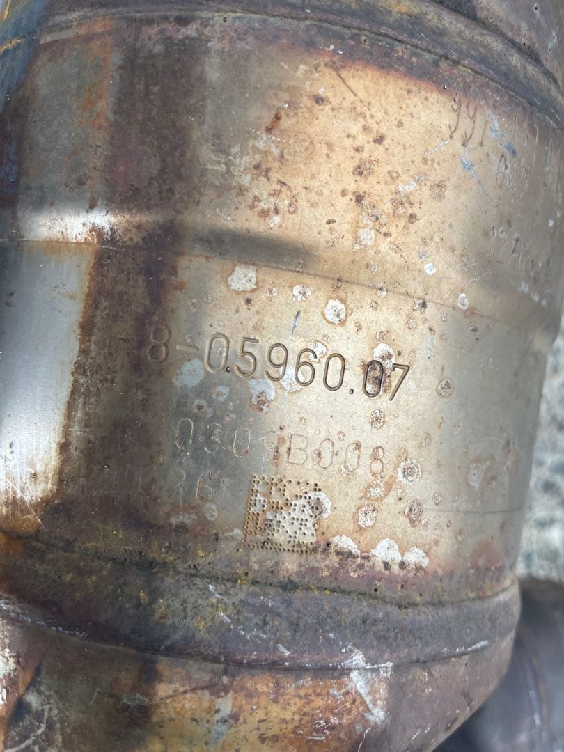 中古の触媒コンバーター 3点セットです。
