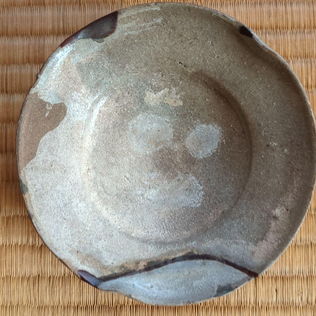 グレーの陶器製丸型皿　古美術　骨董品　古唐津　唐津皿　発掘品　呼継