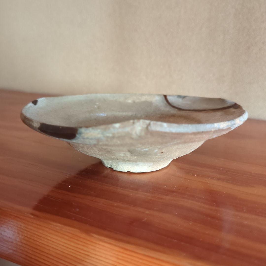 グレーの陶器製丸型皿　古美術　骨董品　古唐津　唐津皿　発掘品　呼継