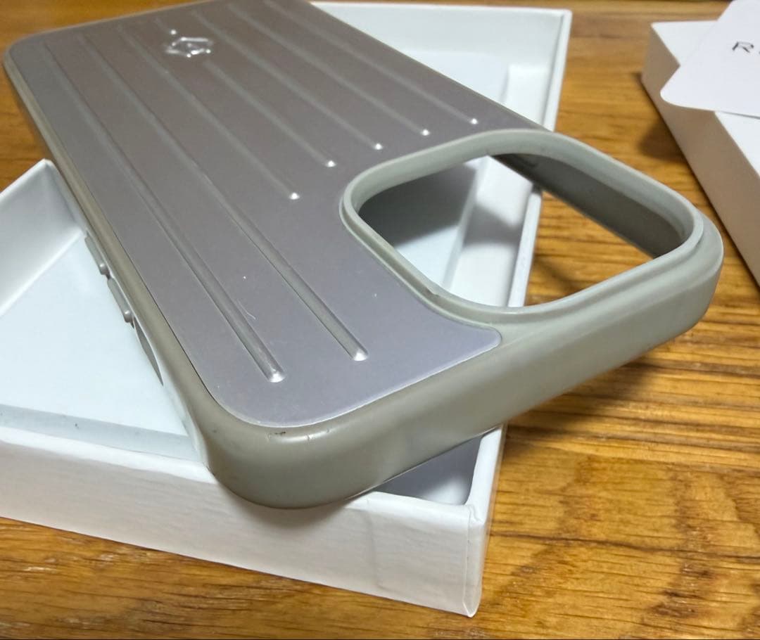 m*i様 RIMOWA iPhone 15 Pro Max シルバー　ケース