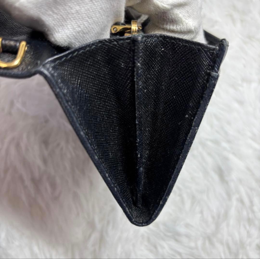 ✨高級✨ プラダ 金ロゴ サフィアーノ 二つ折り財布 レザー ストラップ 黒