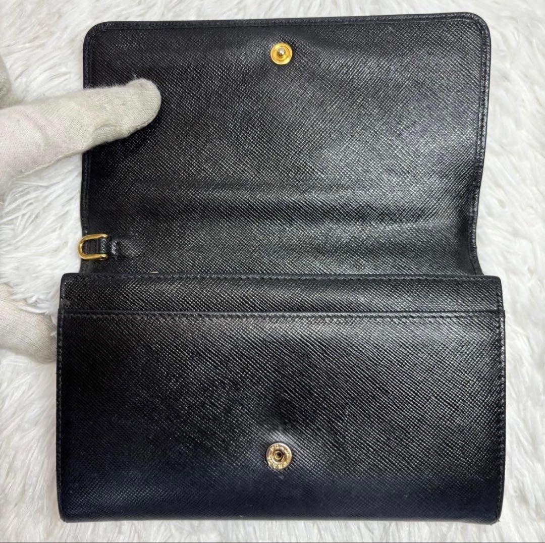 ✨高級✨ プラダ 金ロゴ サフィアーノ 二つ折り財布 レザー ストラップ 黒