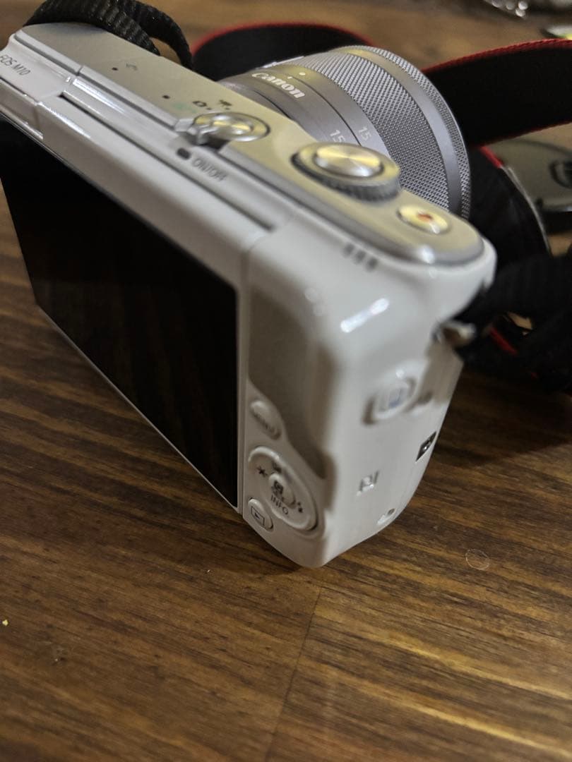 Canon EOS M10 ホワイト ズームレンズ付き