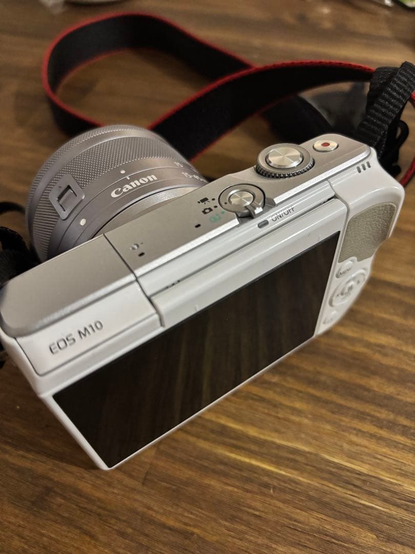 Canon EOS M10 ホワイト ズームレンズ付き