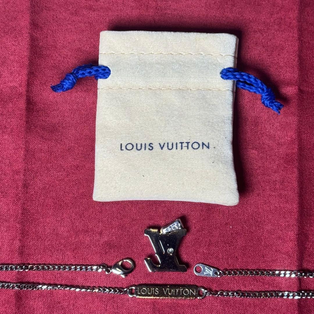 【美品】LOUIS VUITTON LVロゴネックレス ポーチ付き