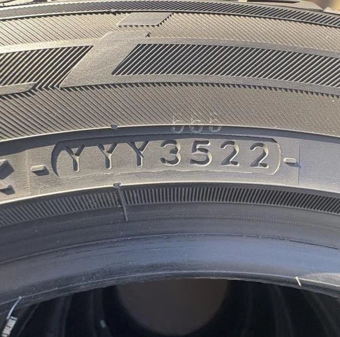 ②ヨコハマ スタッドレスタイヤ 205/55R16
