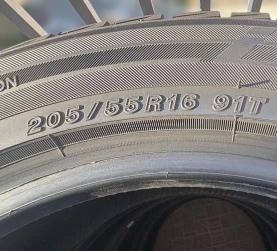 ②ヨコハマ スタッドレスタイヤ 205/55R16