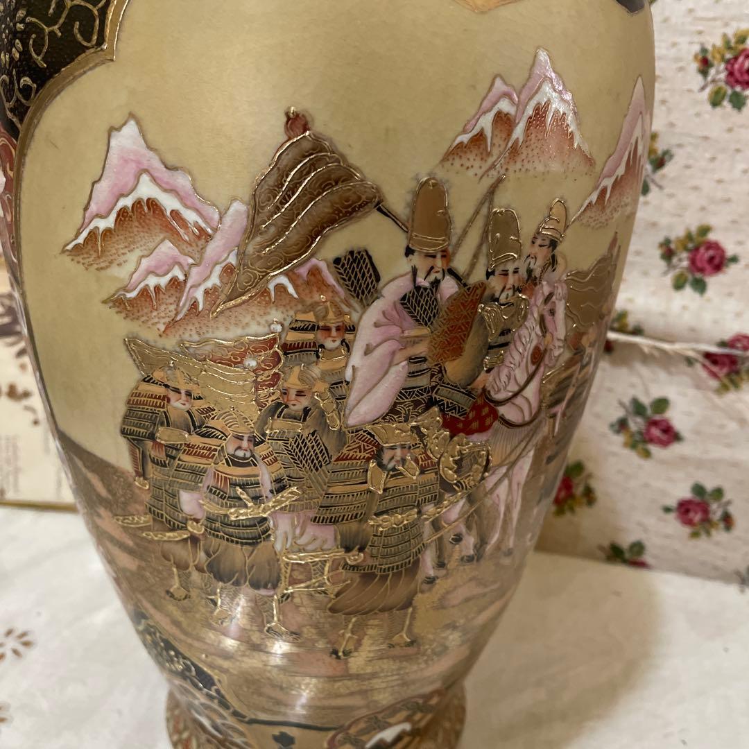 8.手描き陶器の花瓶 山と人物模様薩摩焼のようです