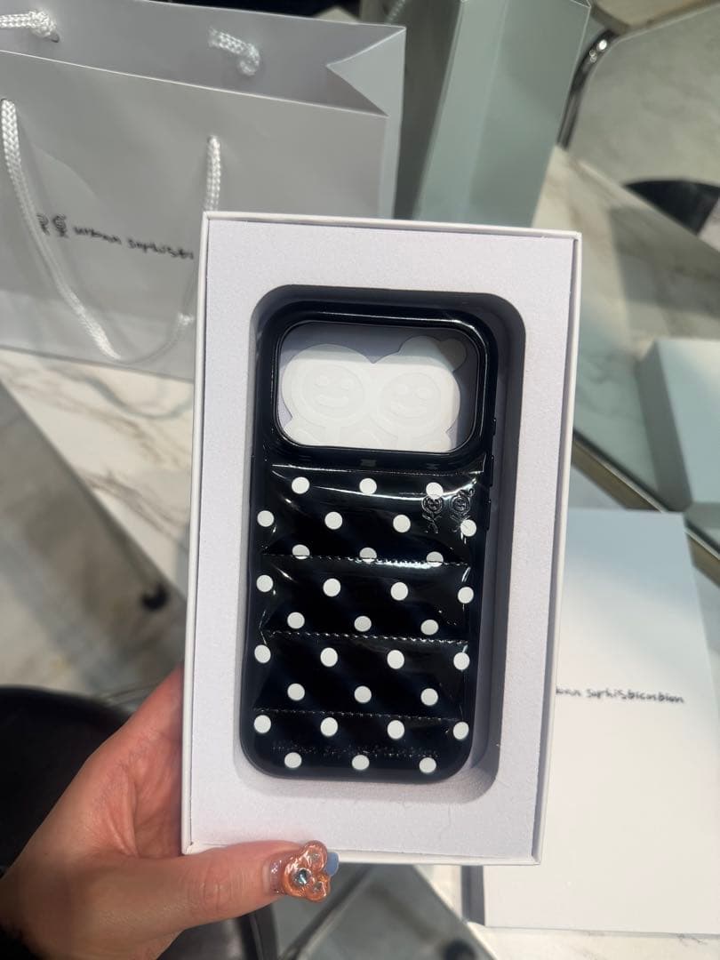 UrbanSophistication iPhone17proケース 黒 水玉