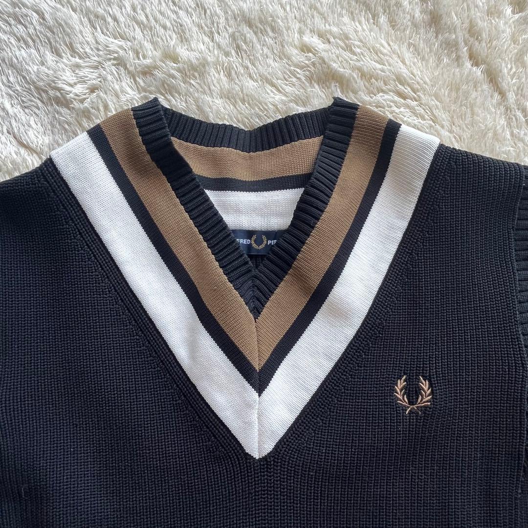 【美品】FRED PERRY フレッドペリー　チルデンニットベスト M ネイビー