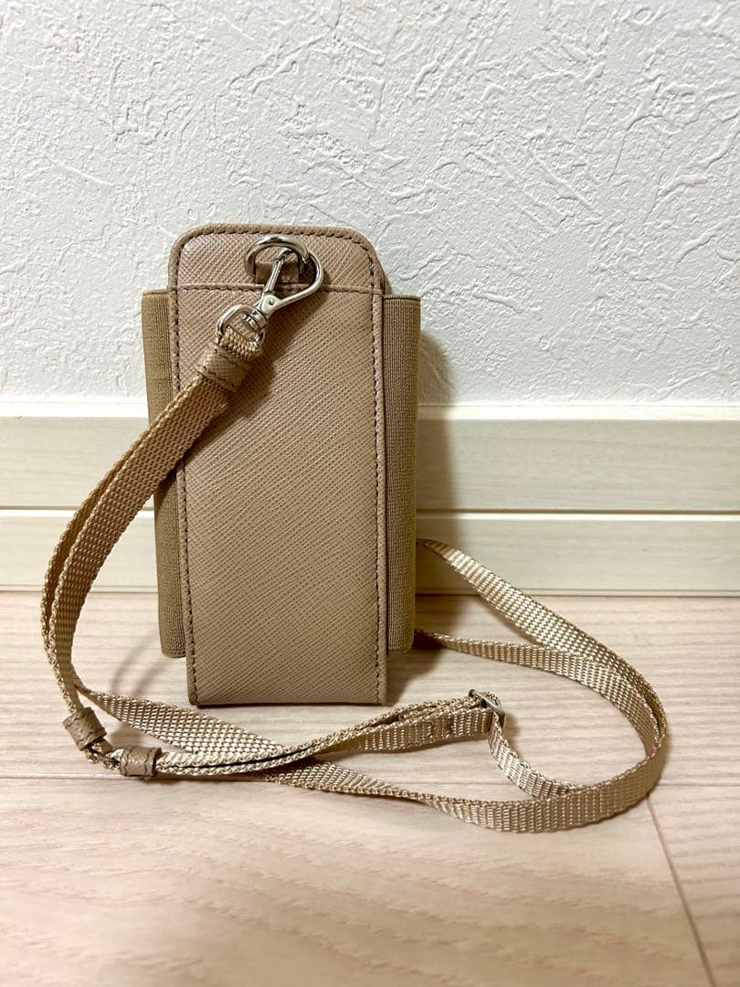 ///Smile（╹◡╹）♡　新品プラダ　スマホストラップケース///