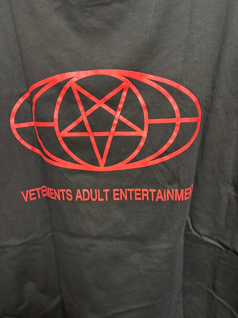 トップス VETEMENTS Adult Entertainment
