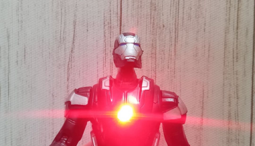 アベンジャーズ　アクションフィギュア　キャプテンアメリカ　ファルコン　ライト付き