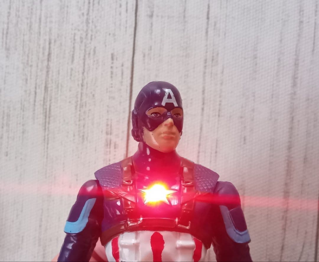 アベンジャーズ　アクションフィギュア　キャプテンアメリカ　ファルコン　ライト付き