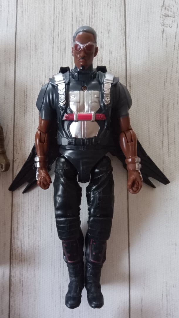 アベンジャーズ　アクションフィギュア　キャプテンアメリカ　ファルコン　ライト付き