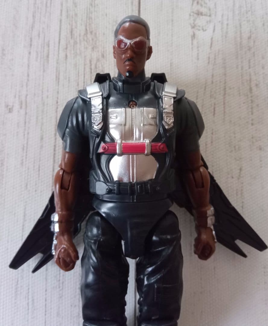 アベンジャーズ　アクションフィギュア　キャプテンアメリカ　ファルコン　ライト付き