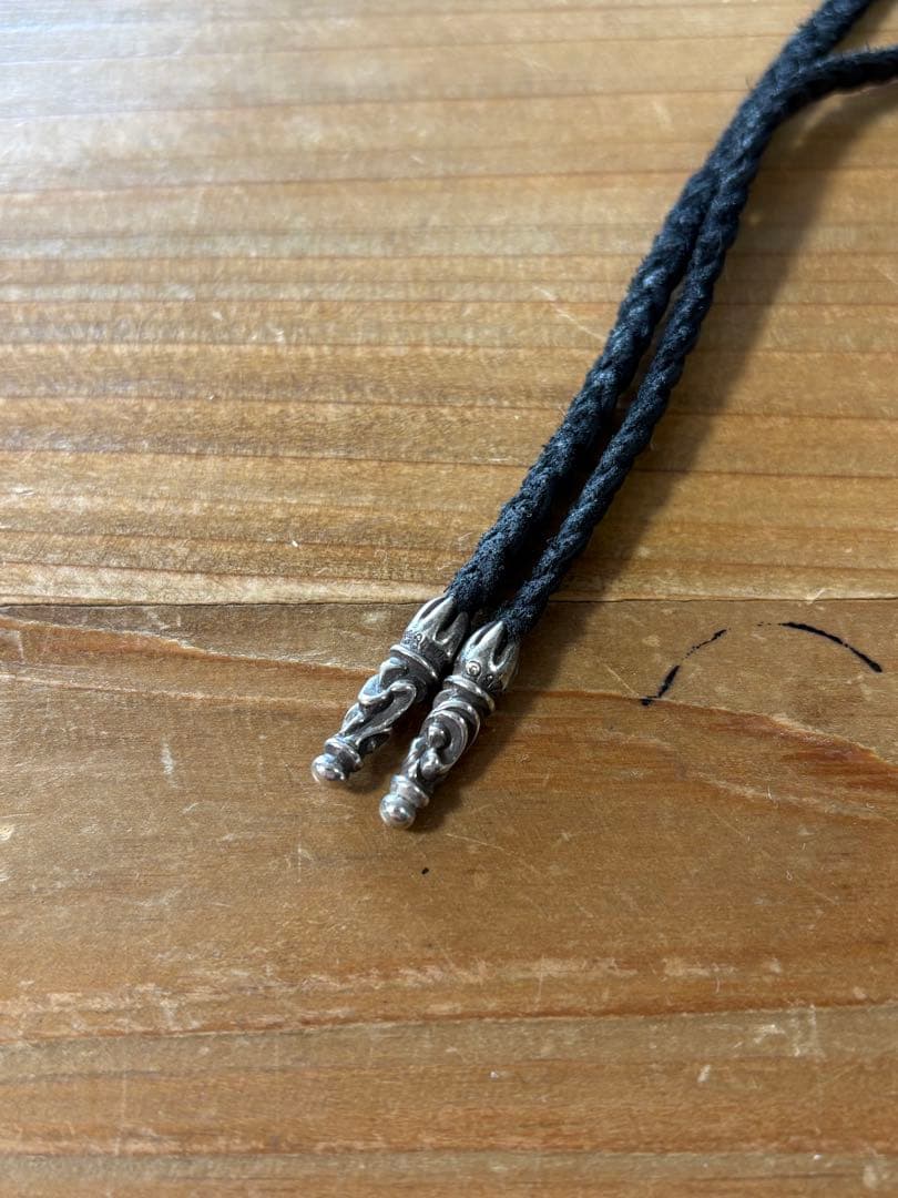 お*ん様 CHROME HEARTS タイニースクロールレザーブレード