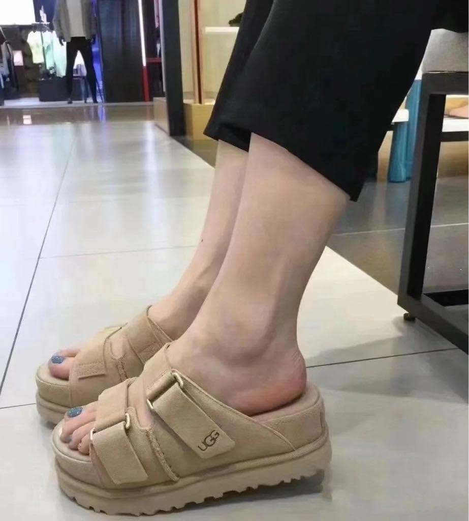 UGG Goldenstar Hi Slide ユニセックスサンダル