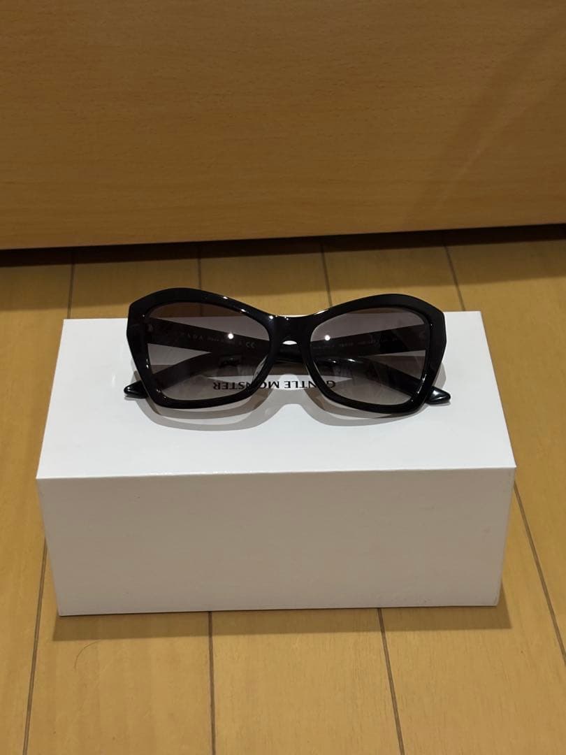 PRADA ブラック キャットアイ サングラス