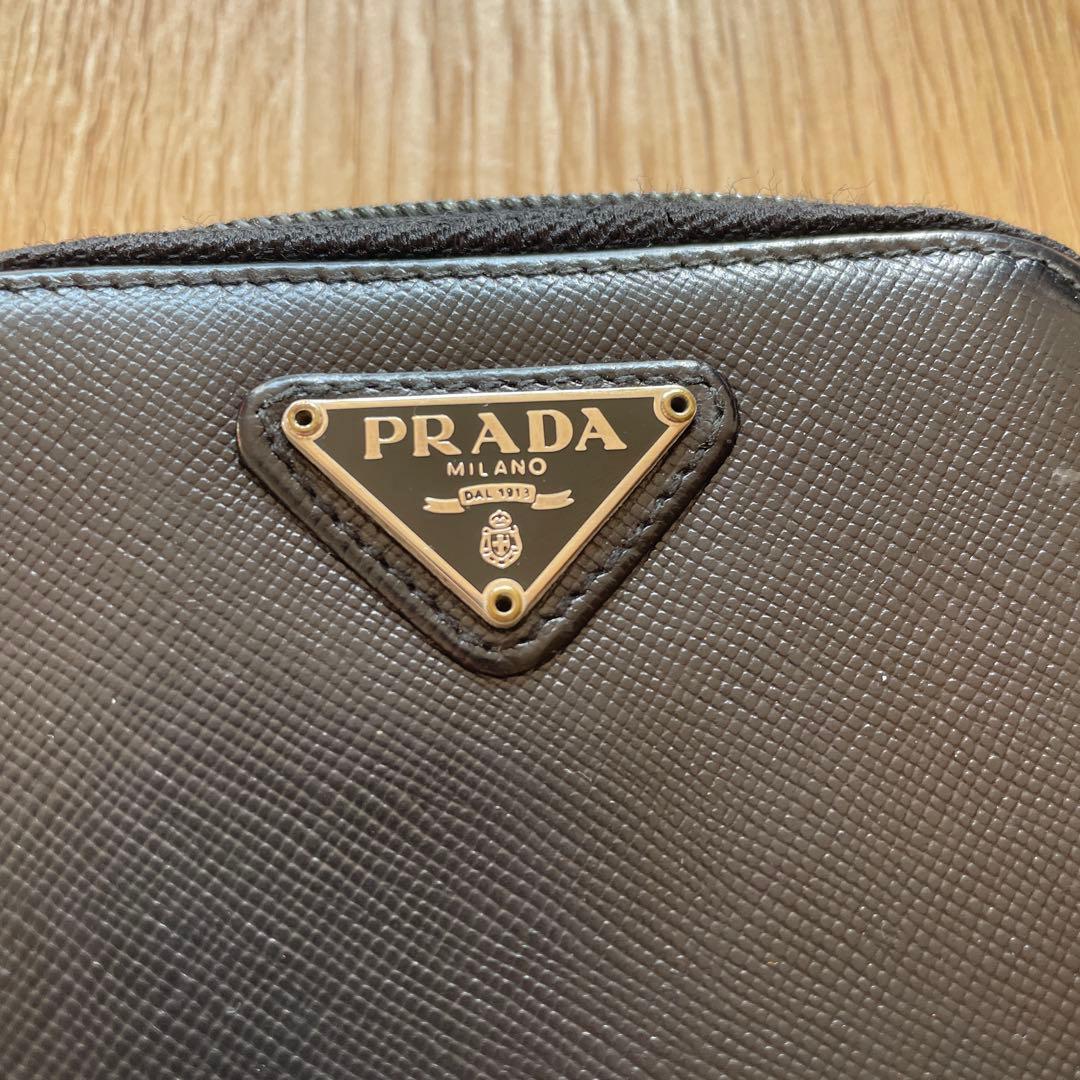 PRADA ブラック 二つ折り財布 サフィアーノレザー ファスナー難あり
