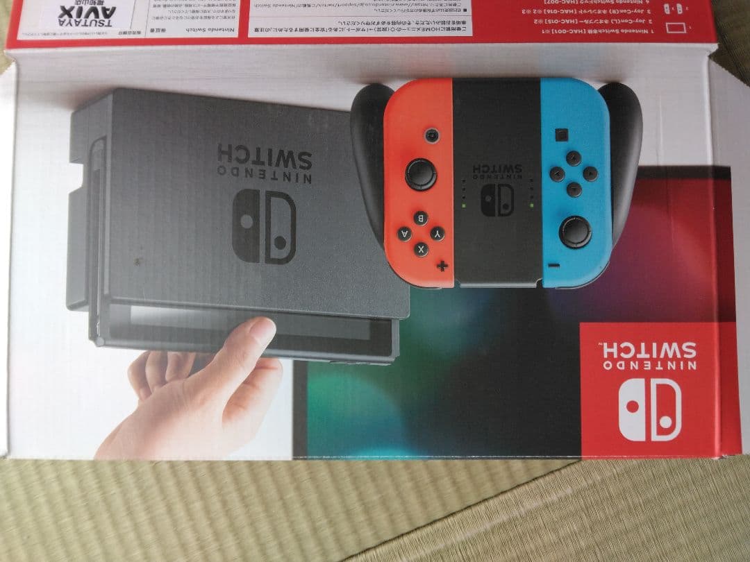 Nintendo Switch スイッチ本体とジョイコン