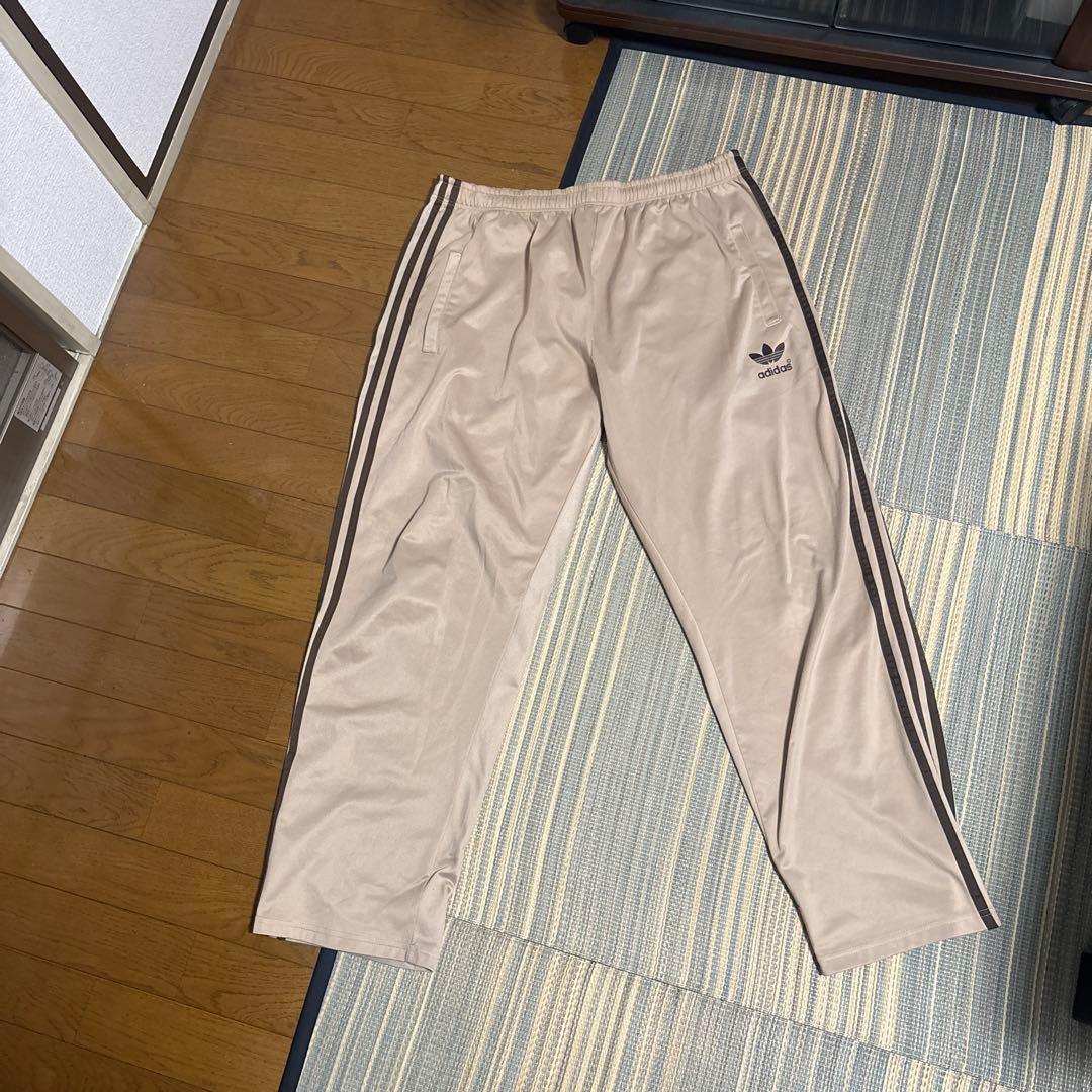 adidasトラックパンツ　ベージュ在原みゆき着用
