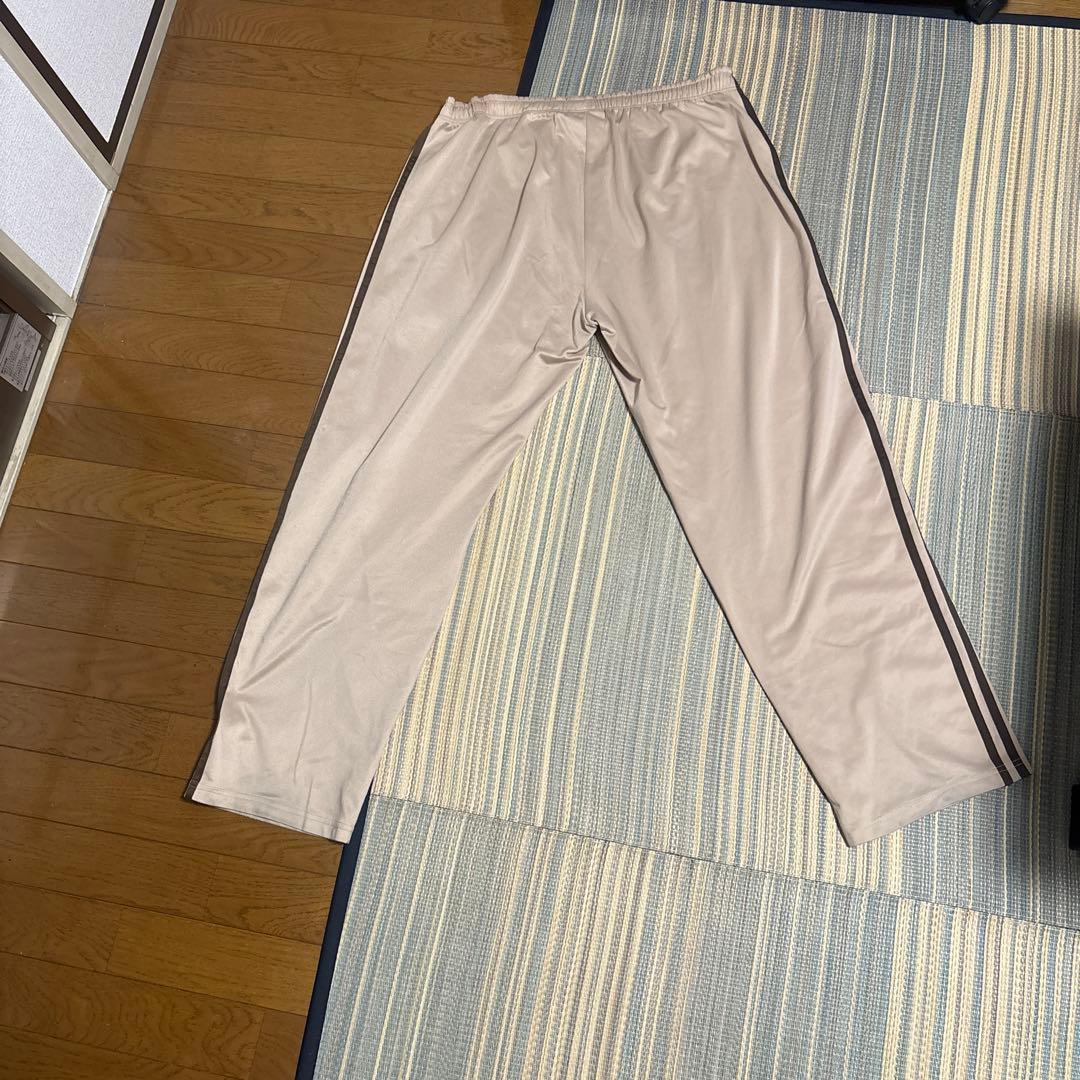 adidasトラックパンツ　ベージュ在原みゆき着用