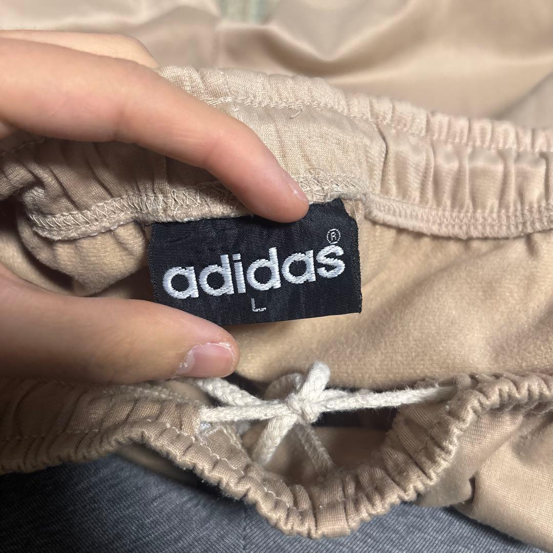 adidasトラックパンツ　ベージュ在原みゆき着用